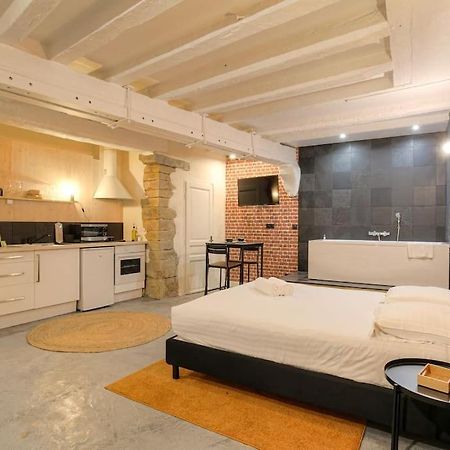 Industrial-Style Studio With Bathtub, Vieux-Lyon Luaran gambar