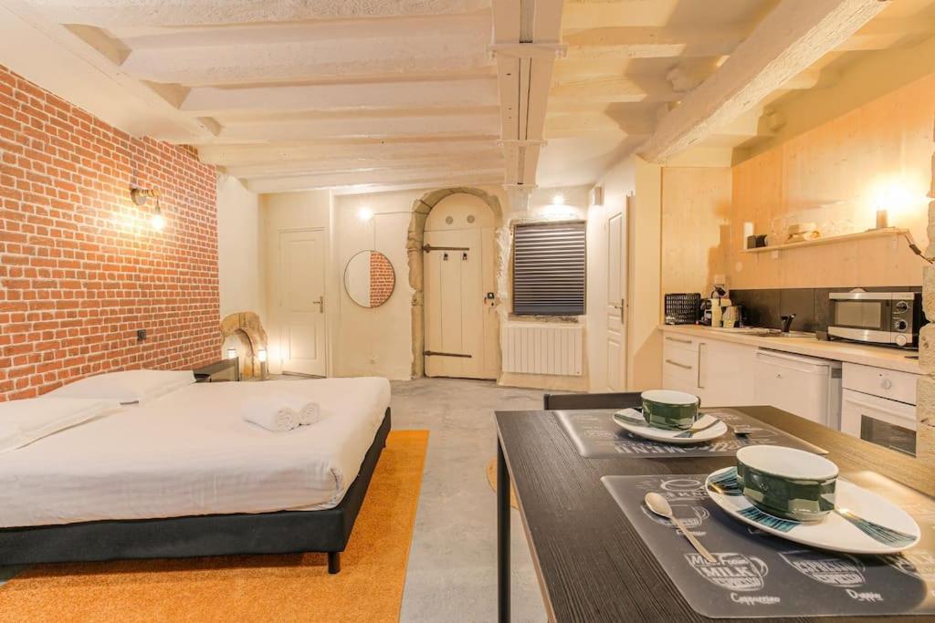 Industrial-Style Studio With Bathtub, Vieux-Lyon Luaran gambar
