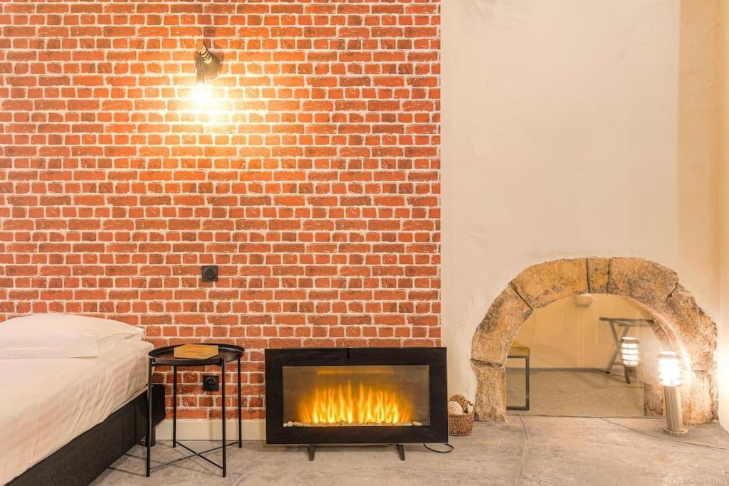 Industrial-Style Studio With Bathtub, Vieux-Lyon Luaran gambar