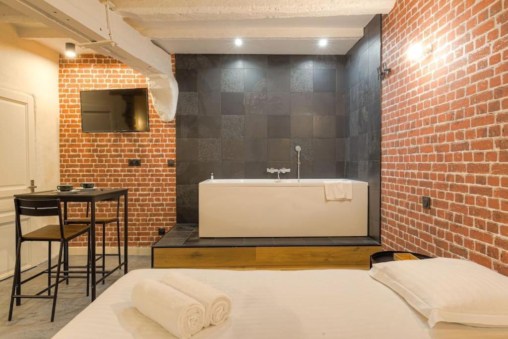 Industrial-Style Studio With Bathtub, Vieux-Lyon Luaran gambar