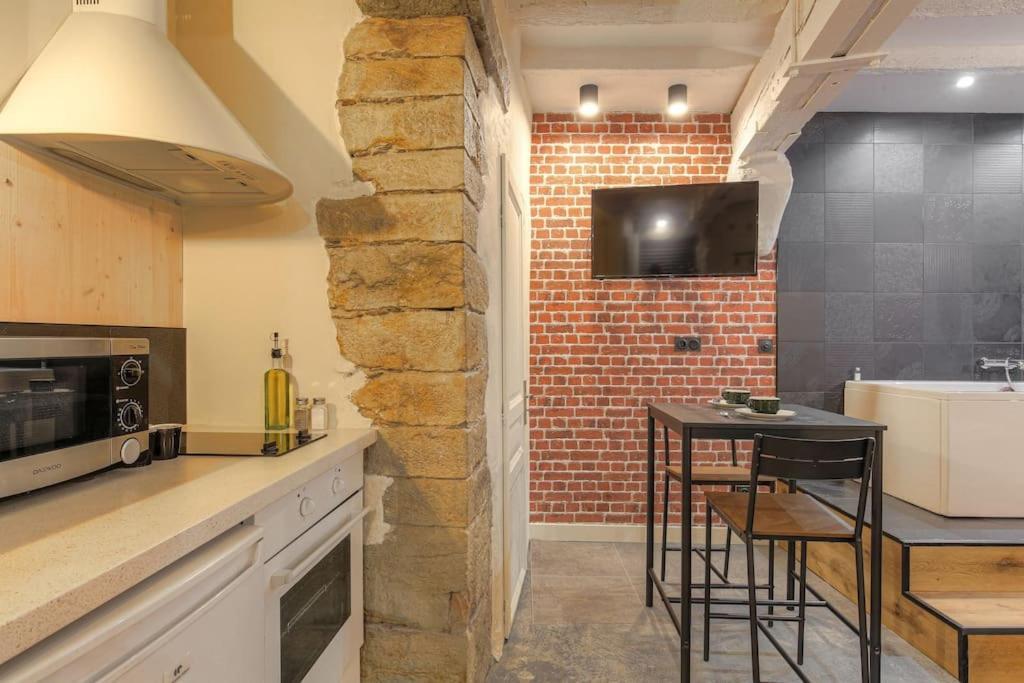 Industrial-Style Studio With Bathtub, Vieux-Lyon Luaran gambar