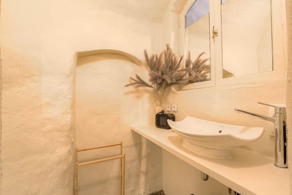 Industrial-Style Studio With Bathtub, Vieux-Lyon Luaran gambar
