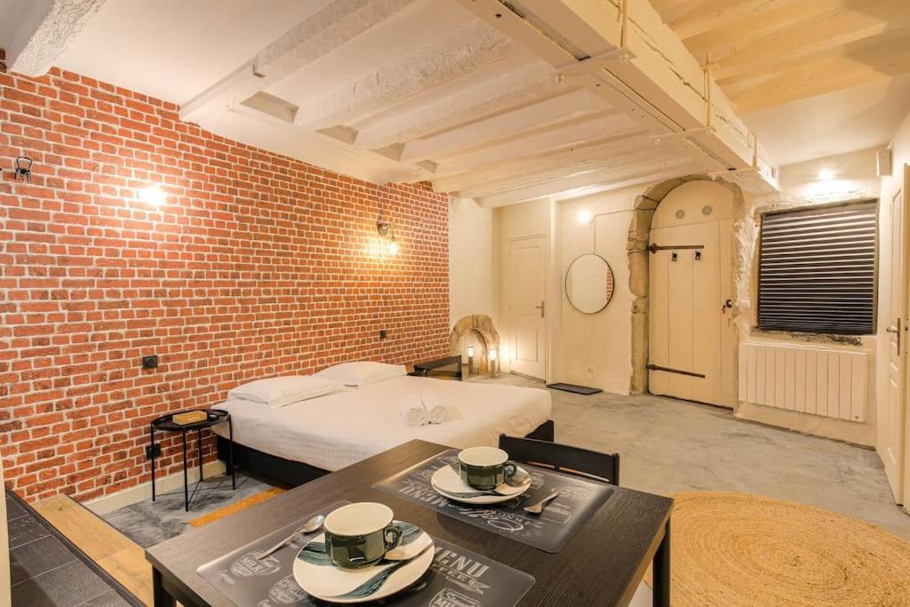 Industrial-Style Studio With Bathtub, Vieux-Lyon Luaran gambar