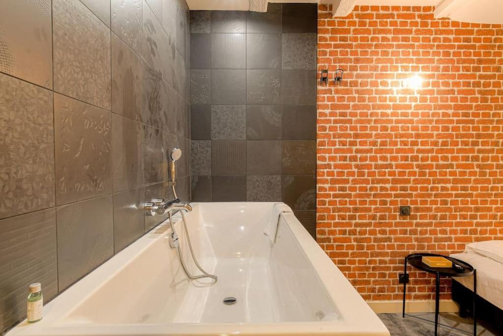 Industrial-Style Studio With Bathtub, Vieux-Lyon Luaran gambar
