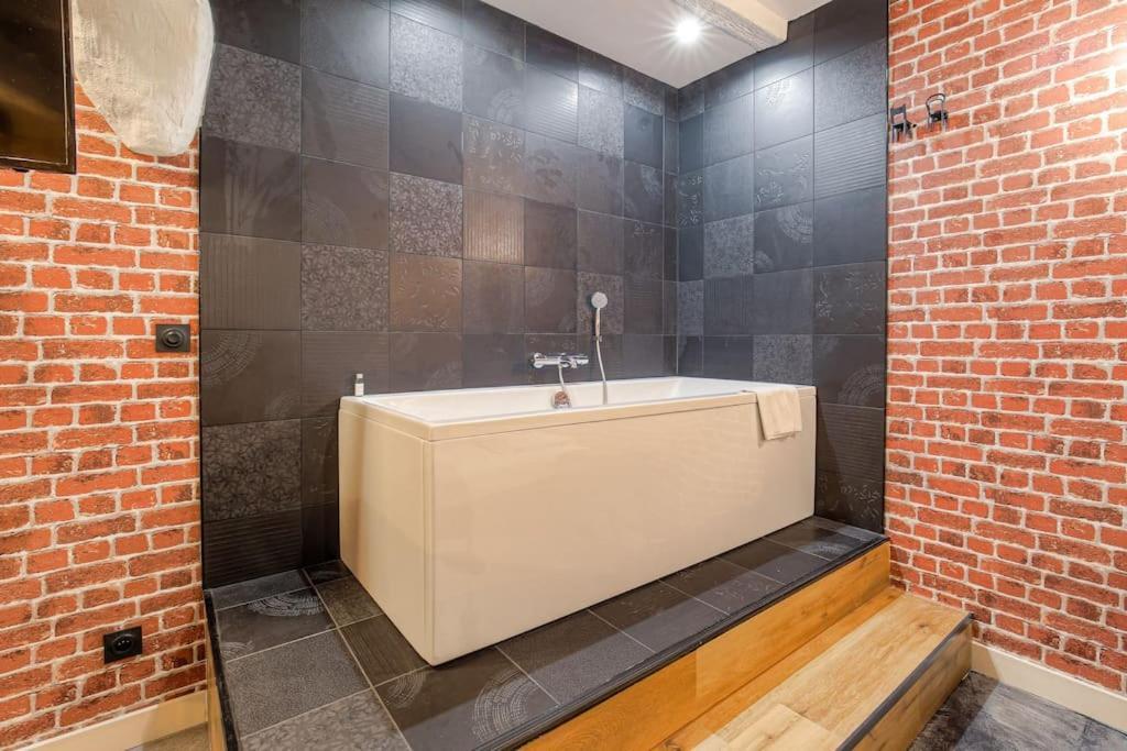 Industrial-Style Studio With Bathtub, Vieux-Lyon Luaran gambar