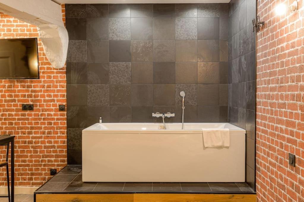 Industrial-Style Studio With Bathtub, Vieux-Lyon Luaran gambar