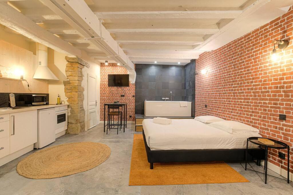 Industrial-Style Studio With Bathtub, Vieux-Lyon Luaran gambar